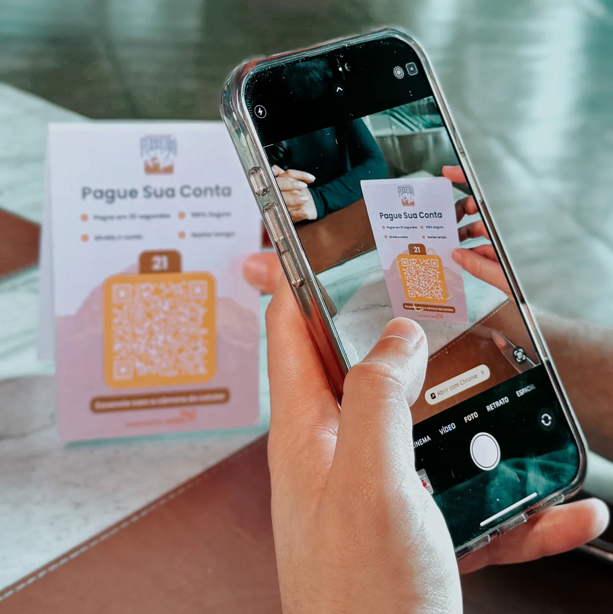 Cliente usando Payby para pagar conta no restaurante através do QR Code